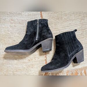 Frye • Alton Chelsea Boots in Black